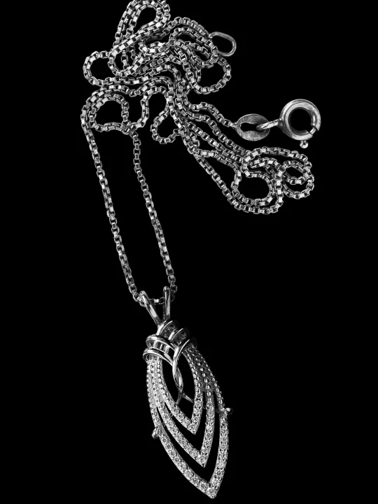 Struma Sharp Oval Pendant Necklace